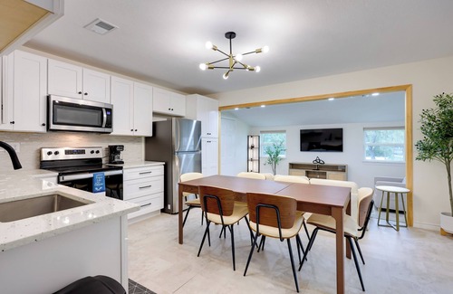 Canyon Lake Cottage | 2 Mi to Canyon Lake: Cottage w/Fire Pit & Grill