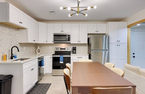 Canyon Lake Cottage | 2 Mi to Canyon Lake: Cottage w/Fire Pit & Grill