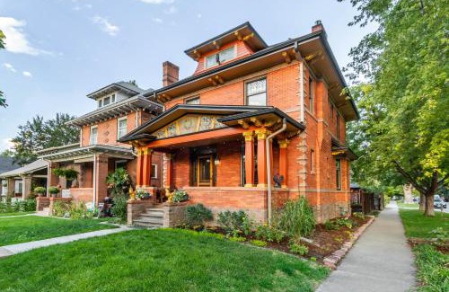 City Park Apartment | 2 Mi to Downtown Denver Stylish Gem with Fireplace!