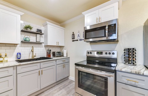 East Riverside Apartment | 2 Mi to Dtwn: Chic Waco Studio w/Fire Pit!