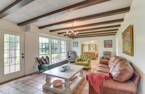 Bailey's Prairie House | 2 Mi to Dtwn Spacious Angleton Home with Courtyard!