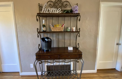 Reno/Tahoe Airport House | 2 MILES FROM DOWNTOWN RENO, THIS OLD SOUTHWEST COTTAGE HOSTS UP TO 5 PEOPLE