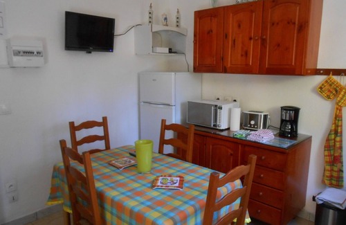 Deshaies House | 2 min from the beach warm welcome in this flowered and wooded park