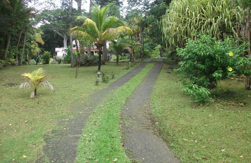 Deshaies House | 2 min from the beach warm welcome in this flowered and wooded park