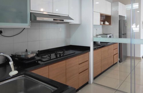 Central District Condo | 2 mins ride to R&F Mall & CIQ [High-floor Seaview]