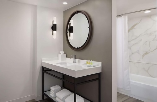 Lihue Hotel | 2 Ocean View Accommodations! Beachfront Resort w/Outdoor Pool & Airport Shuttle