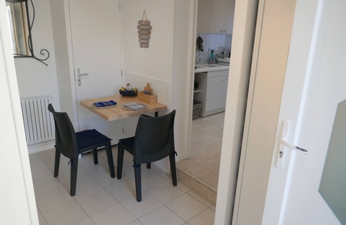 Saint-Georges-de-Didonne Apartment | 2-person self-contained studio gite in a quiet location near the beach!