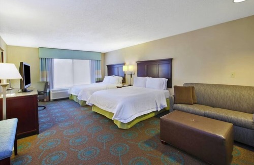 South Bend Hotel | 2 Pet-Friendly Rooms w/Comfortable Bed & Free Hot Breakfast – Convenient Stay