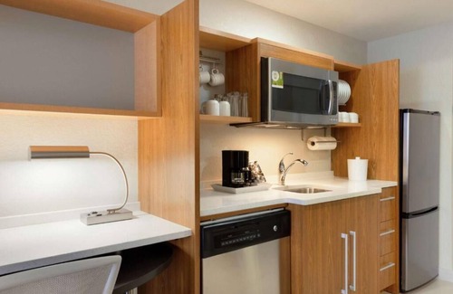 Florida City Hotel | 2 Pet-friendly Units Near CityCenter! FREE Parking and Breakfast! Pets Allowed!