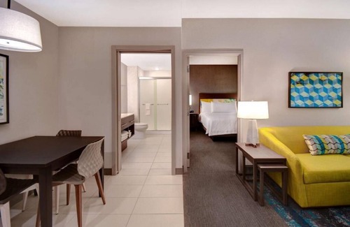 Downtown Tucson Hotel | 2 Pet-friendly Units. Pool. Breakfast! Short Drive to Tucson Botanical Gardens