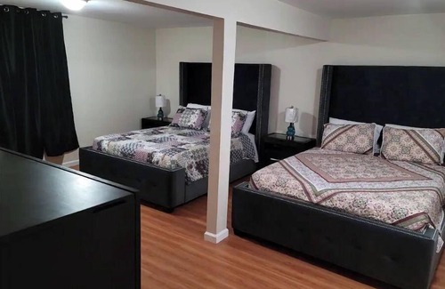Colesville House | 2 QUEEN BEDS 2 GUESS