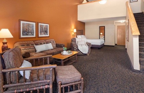 Rothschild House | 2 Queen Loft With Kitchen, Access to Pool, Hot Tub, and Gym