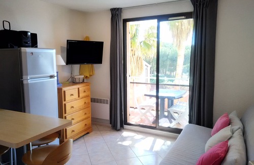 Six-Fours-les-Plages Apartment | 2-room apartment, in a private estate, 100m from the sea (housekeeping optional)