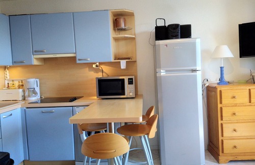 Six-Fours-les-Plages Apartment | 2-room apartment, in a private estate, 100m from the sea (housekeeping optional)