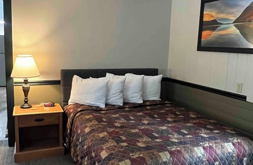 Lyndon Center Hotel | 2 room suite with kitchen in recently renovated motel