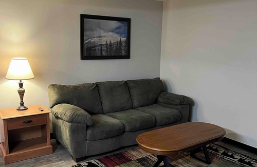 Lyndon Center Hotel | 2 room suite with kitchen in recently renovated motel