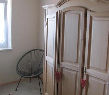 Unterallgau House | #2 Ruhiges gemütliches Gästezimmer mit 2 Einzelbetten Gemeinschaftsbad W-Lan Airport nah Late Night Check in Haus Nr 9,5