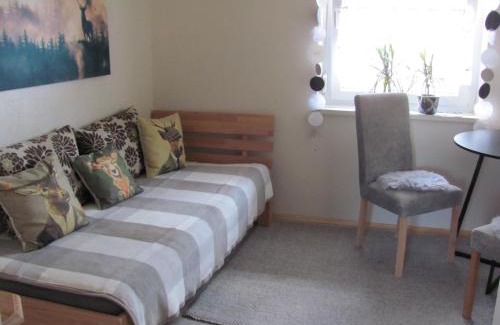 Unterallgau House | #2 Ruhiges gemütliches Gästezimmer mit 2 Einzelbetten Gemeinschaftsbad W-Lan Airport nah Late Night Check in Haus Nr 9,5