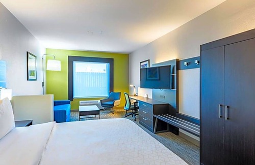 Bastrop Hotel | 2-Star Hotel ∙ Holiday Inn Express Hotel and Suites Bastrop, an IHG Hotel