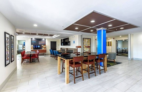 Bastrop Hotel | 2-Star Hotel ∙ Holiday Inn Express Hotel and Suites Bastrop, an IHG Hotel