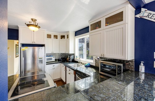 Depoe Bay Apartment | 2-Story Dog-Friendly Aparthotel w/Deck, Gas Fireplace, Ocean Views, Beach Access
