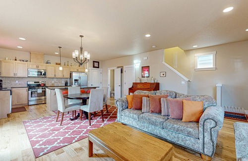 Beaverton House | 2-story home in great location with fireplace, grill, fast WiFi, & streaming