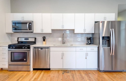 Pulaski Park Apartment | 2 Suites, 2 Floors in Downtown Chicago