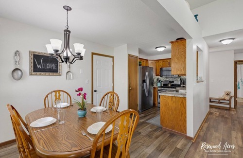 Manteno House | 2 Super comfy king beds in 3 bedroom 2 bath home