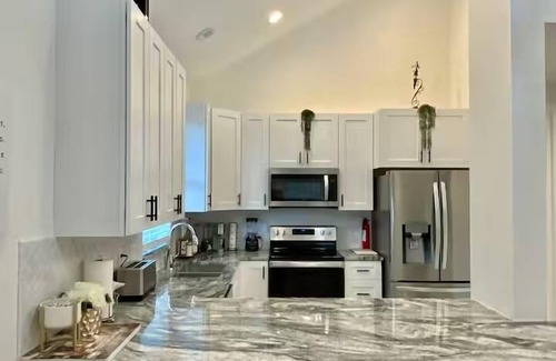 Cross Mountain House | #2 Townhome San Antonio quiet “serene” 3-bedrooms ,6 beds 4 bathrooms sleep 11