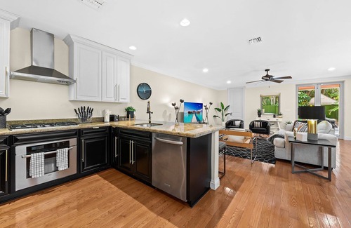 Hendricks and Venice Isles House | 2 Townhomes as 1 Mega Compound ~ Heated Splash Pool ~ 2 Jacuzzis ~ Walk to Las Olas Blvd.