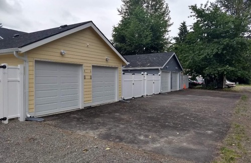 Renton House | ⁎ 2 Townhomes with Smart TV & Blackout Curtains