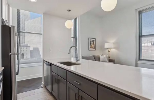 Downtown Pittsburgh Hotel | 2 Units | Modern Getaway w/Kitchen | Close to Cultural District & Museums