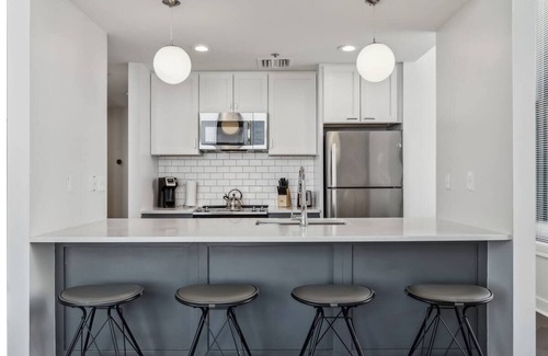 Downtown Pittsburgh Hotel | 2 Units | Modern Getaway w/Kitchen | Close to Cultural District & Museums