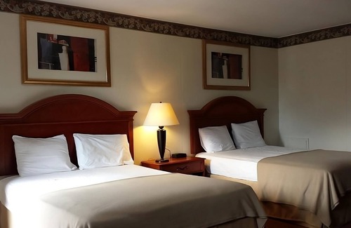 Campbelltown Hotel | 2 Units w/FREE Breakfast and Parking, Close to Zoo America, Hershey Park!