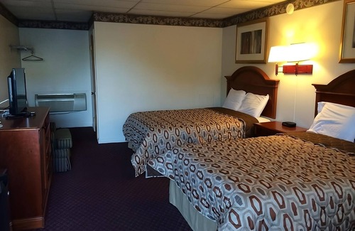 Campbelltown Hotel | 2 Units w/FREE Breakfast and Parking, Close to Zoo America, Hershey Park!