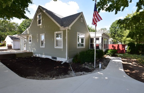 South Bend House | 20 min Walk to ND, 3 bedroom 2 bath home(54475)
