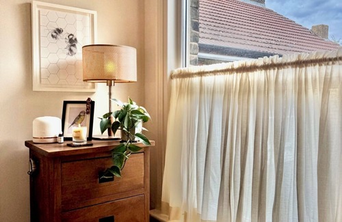 Earlsfield Apartment | 20 minutes walk from Wimbledon Tennis. Peaceful home with lovely garden.