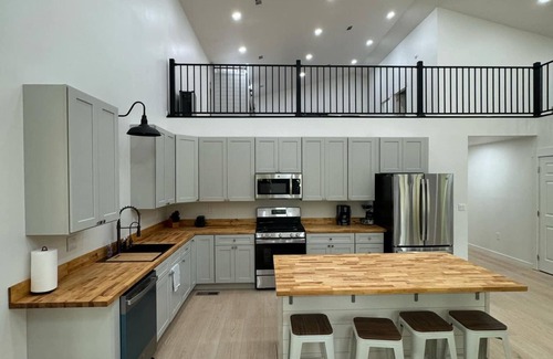 Dandridge House | 20% OFF Book By 10/31 Lake, Pickleball, Basketball, Barndo, Sports Retreat