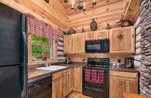 Skyland Cabin | 20% Off Regular Price! Romantic Cozy Cabin, Hot Tub, Fire Place, Close to Town