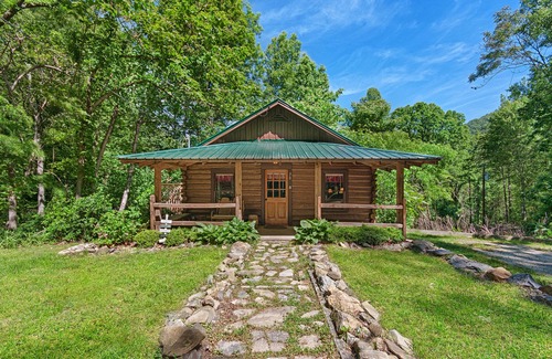 Skyland Cabin | 20% Off Regular Price! Romantic Cozy Cabin, Hot Tub, Fire Place, Close to Town