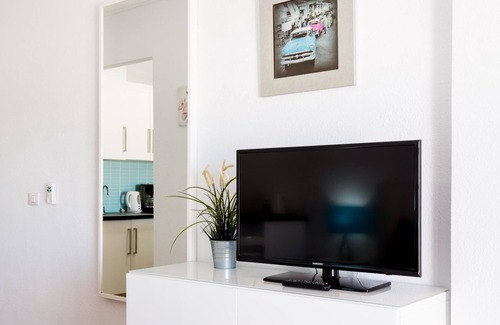 San Eugenio Apartment | 2007 Garden Chic, HEATED POOL!