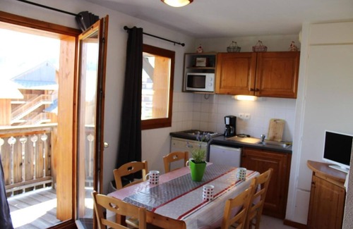 Saint-Etienne-en-Devoluy Apartment | 200m from ski slopes, 5th floor, view mountain, balcony, tv, ski locker, 31m², Superdévoluy