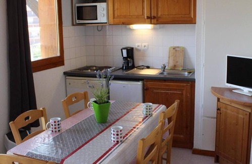 Saint-Etienne-en-Devoluy Apartment | 200m from ski slopes, 5th floor, view mountain, balcony, tv, ski locker, 31m², Superdévoluy