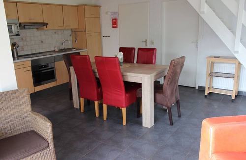 Stavenisse House | 200m from the sea 6 person bungalow, in a small park with walk-in shower