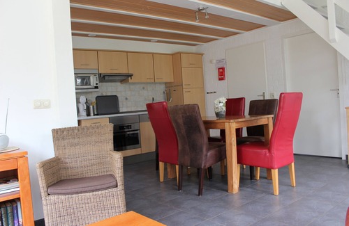 Stavenisse House | 200m from the sea 6 person bungalow, in a small park with walk-in shower