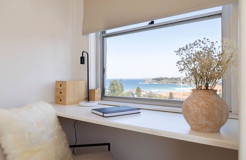 Bondi Beach Apartment | 200m to the beach ~ Ocean view in every direction