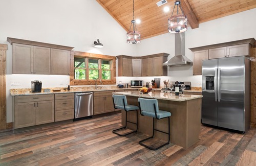 Skyland Cabin | 2023 New Construction~LUXURY CABIN~Hot Tub~15 mins to downtown~hiking~koi ponds