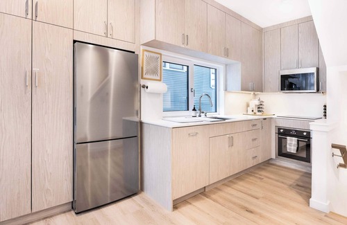 Old Ballard House | 2024 Ballard Retreat w/Dual Monitors & Skyline Views