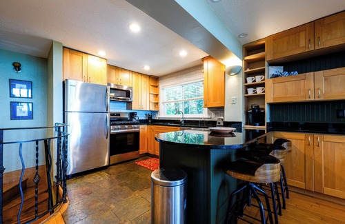 Gordon Beach Cottage | 2024 remodeled historic Lake Michigan waterfront Union Pier home with spa.