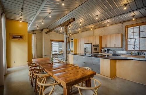 Three Oaks House | 2025/2026 Open! - Colossal Loft in Three Oaks. 2 Night Summer Minimum